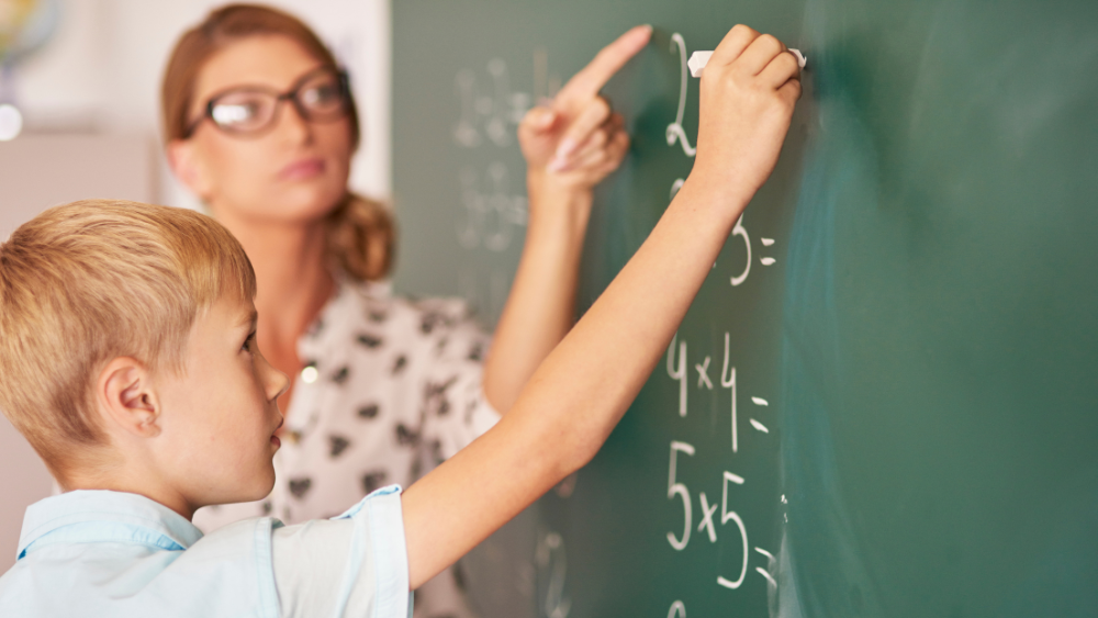 A discalculia é um transtorno de aprendizagem que impacta a habilidade de compreender e trabalhar com conceitos matemáticos.